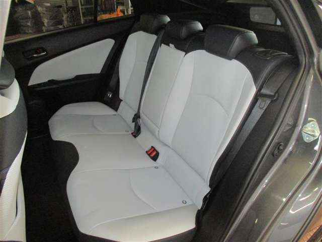 リヤシート足元も十分な広さ