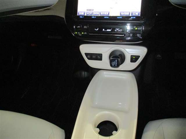 コンソールボックス付きなのでちょっとしたものを入れることができます。