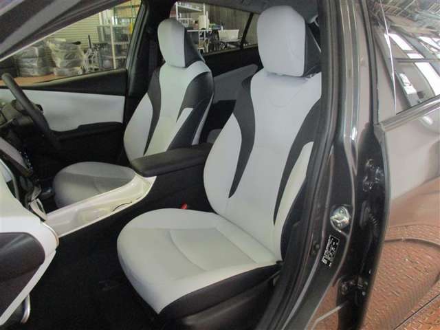 助手席の足元も広くて快適に座れます