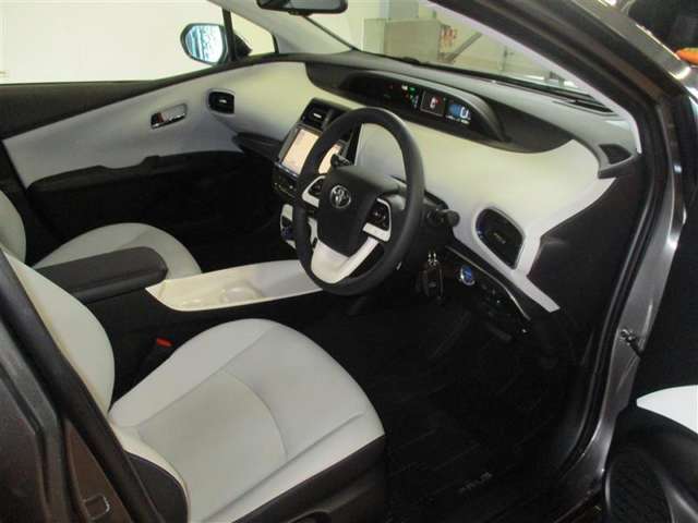 運転席に気になる汚れや傷はなく良好な状態です