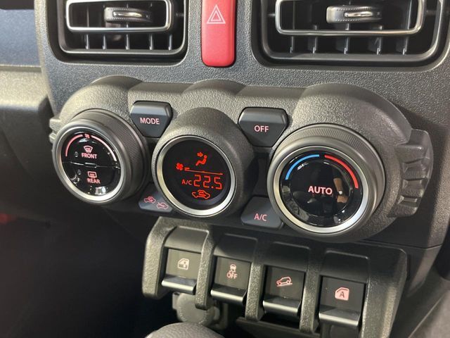 【オートエアコン】一度お好みの温度に設定すれば、車内の温度を検知し風量や温度を自動で調整。暑い…寒い…と何度もスイッチ操作をする必要はありません。快適な車内空間には必須の機能ですね♪