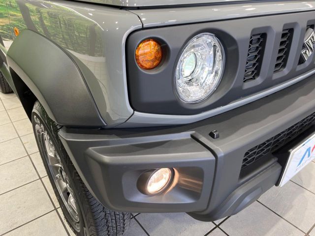 【LEDヘッドライト】悪天候や夜間走行時も良好な視界を確保し安心して運転できる高輝度LEDヘッドライトを装備！点灯速度が早く、消費電力も抑えられています。