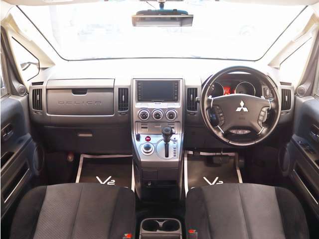 熟練の選任スタッフがインパネからフロアマットまで、丁寧に車内クリーニングを施工しております。必要な場合は各部リペアや車内消臭も施工しておりますので、安心してお買い求め頂けます。