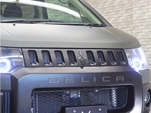 フロントグリルのマットブラックカスタムによって、より引き締まった印象のフロントフェイスとなっております。