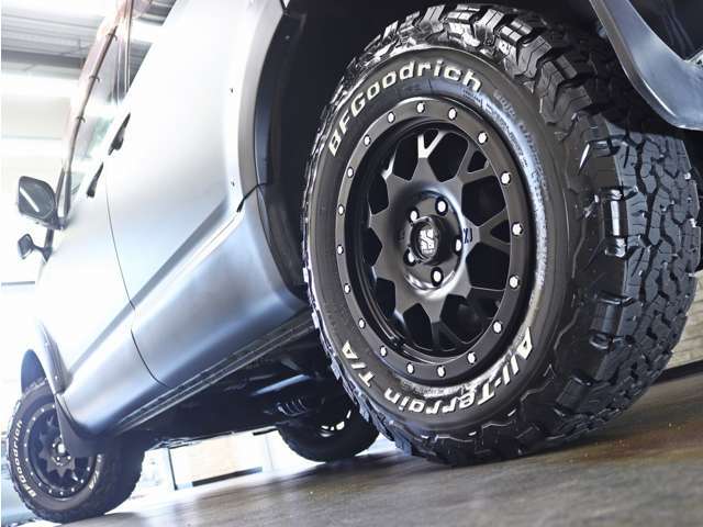 アルミホイールの変更、交換もスタッフまでお気軽にお申し付け下さい。人気のブラックポリッシュやメッキホイール、各有名ブランド商品等幅広いラインナップをご用意致しております