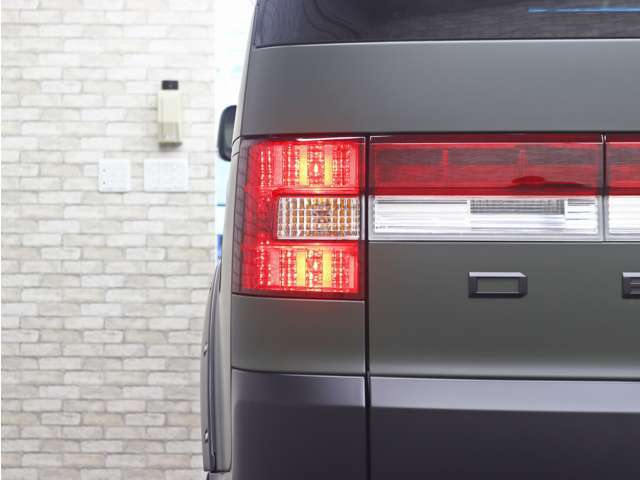 より引き締まった印象のリアビューを演出するため、テールレンズのブラックアウトを施工致しました。勿論ノーマル状態へお戻しする事も可能です。