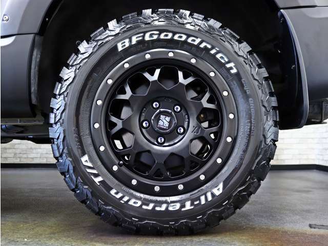 アルミホイールと車体のマッチングもセンスが問われる部分ですね。純正ホイールやスタッドレスタイヤについてもお気軽にご相談下さい。