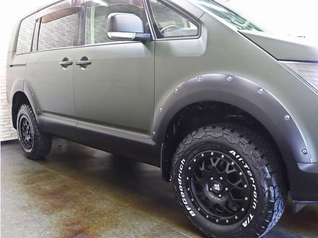 オーバーフェンダーをベース色とは異なる色で塗装することでエッジが引き立ち、より立体的なデザインになりました。