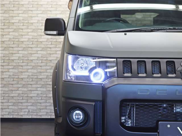 ヘッドライトは、傷や汚れ等の無い綺麗な状態です。各種レンズ類のコーティングも承っております。