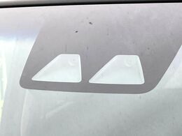 【スマートアシスト】走行中に前方の車両等を認識し、衝突しそうな時は警報とブレーキで衝突回避と被害軽減をアシスト。より安全にドライブをお楽しみいただけます。