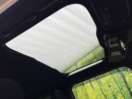 【ガラスルーフ】ガラスルーフ搭載で車内の解放感が一気にアップ！開放的なドライブをお楽しみいただけます。