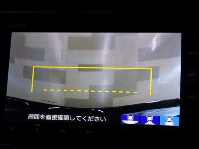 【バックカメラ】運転が苦手な方も車庫入れラクラクです！ギアをリバースに入れれば自動的にモニターが切り換わりますので、面倒な操作は不要です。狭い駐車場もお車を傷つけず安心です！