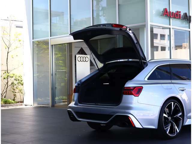 ■デザインへのこだわり：「Audiのデザインはタイムレスでなければならない」の言葉が示しているように、時を越えて美しく、魅力的であることを目指して、Audiは極力シンプルなデザインを追求しています。