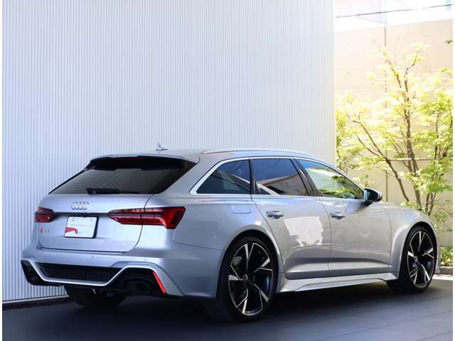 ■デザインへのこだわり：「Audiのデザインはタイムレスでなければならない」の言葉が示しているように、時を越えて美しく、魅力的であることを目指して、Audiは極力シンプルなデザインを追求しています。