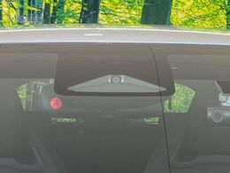 【トヨタセーフティセンス】走行中に前方の車両等を認識し、衝突しそうな時は警報とブレーキで衝突回避と被害軽減をアシスト。より安全にドライブをお楽しみいただけます。
