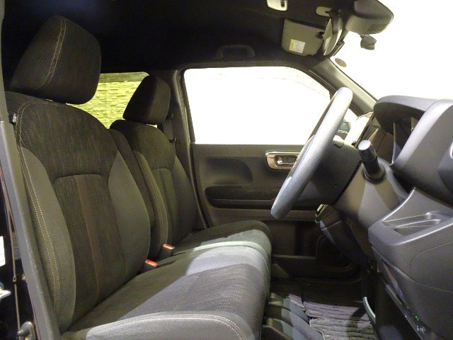 アームレスト＆運転席高さ調節機能付きです☆