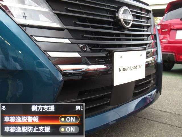 走行車線を逸脱しそうな場合、メーター内ディスプレイへの警告表示と、ブザーで注意喚起してくれる！！LDW（車線逸脱警報）と、ハンドルの振動で車線内に戻るように促してくれる、インテリジェントLDP付き！