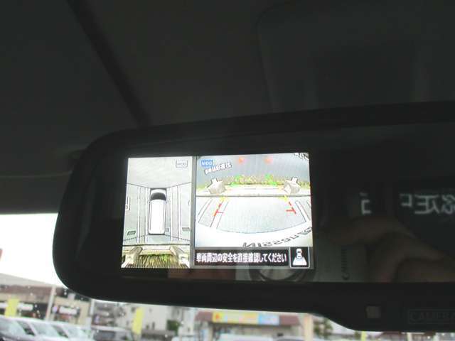 狭い道でのすれ違い、左側のガードレールや側溝が見えないと不安になりませんか？アラウンドビューモニターならバックカメラに加え、発進時に前方や周囲の確認、すれ違い時の助手席側下方の確認も出来て安心です♪
