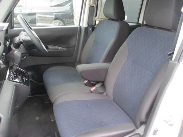 狭い駐車場などで運転席側からの出入りが困難(-_-;)でも大丈夫！！左右のウォークスルーも簡単なので助手席からもスムーズに降りれます＼(^o^)/