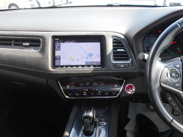 左右独立温度コントロール式フルオート・エアコンディショナーです♪