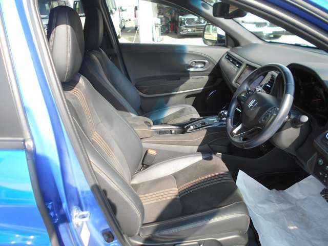 運転席はシートの高さを調節できます♪