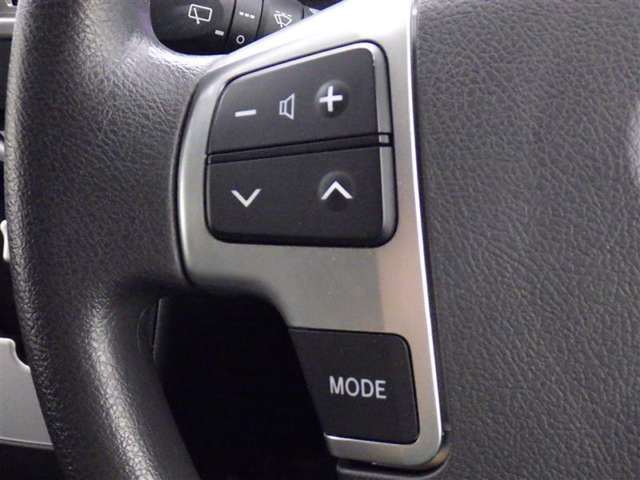 ステアリングスイッチ装備！運転しながら手元でオーディオの操作などができます。