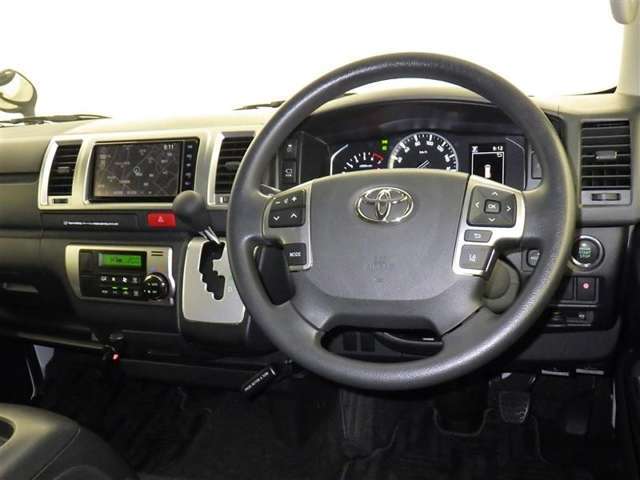 運転の際、常に目にする部分だけにシックで飽きのこないデザインが良いですね。