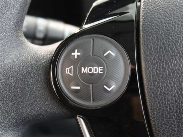 ステアリングスイッチ付き。前方から目を離すことなく操作することが可能です。