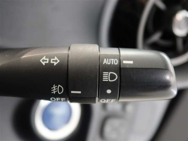 周囲が暗くなると自動でヘッドライトを点灯するオートライト機能付き。周囲が明るくなると自動で消灯します。