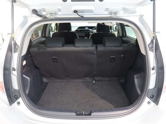 後部座席を倒せば大きな荷物も楽に積めます。