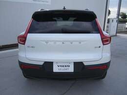 後方左右の視界が遮られて見通しが悪い駐車スペースから後進して出る際、リアバンパー左右に内蔵されたミリ波レーダーが、接近する車両や歩行者を検知します。