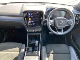 車内は、美しい仕上がりのインテリアが清々しくも落ち着いた雰囲気を醸し出し、独特の居心地のよさを感じさせる、まさにスカンジナビアン・デザインの傑作と呼ぶにふさわしい空間となっています。