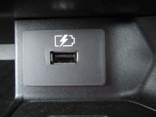 USBで、スマホの充電も出来ます。