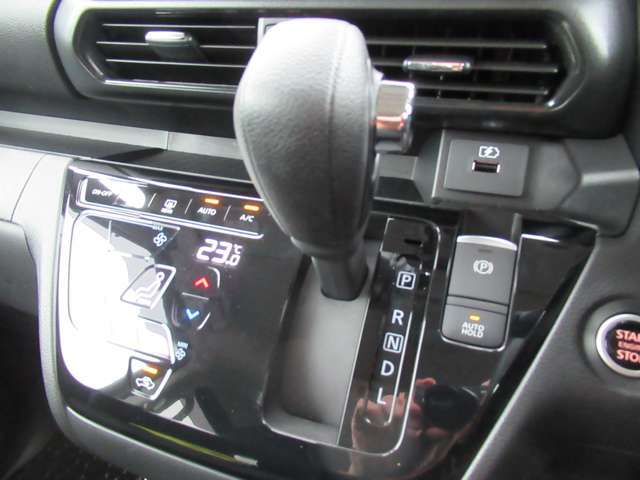 操作性の良いシフトレバー