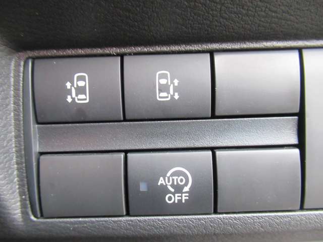 各操作スイッチはハンドル右下にまとめて配置されております。