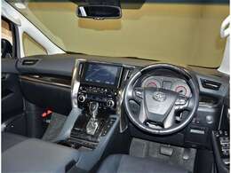 オシャレなインテリアで運転する気分も盛り上がりますよね＾＾