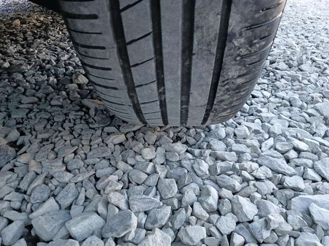 タイヤの溝は4本ともに6分山ほど残っております！