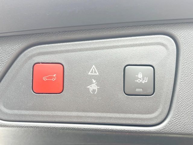 ●電動リアゲート：ワンタッチでリアゲートの開閉ができ、荷物などで両手が塞がっている状態でも簡単に開閉ができる便利機能です。