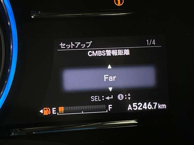 【衝突軽減ブレーキ（CMBS）】衝突するおそれが高い場合、音と光で注意して強いブレーキングを行い、衝突回避・被害軽減を支援します。機能には限界があるためご注意ください。