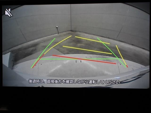 車庫入れや縦列駐車などの際に、後退操作の参考になるカラーバックモニター画面に表示します。