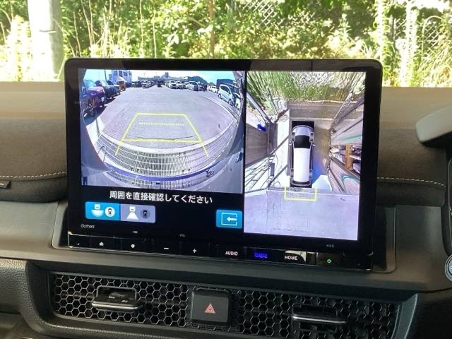 シフトをリバースに入れると、上からの見下ろし画像とバックカメラで安心です。