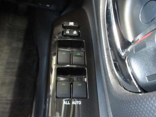 乗員全員が快適に操作できる、オート機能付ワンタッチパワーウィンドゥです。