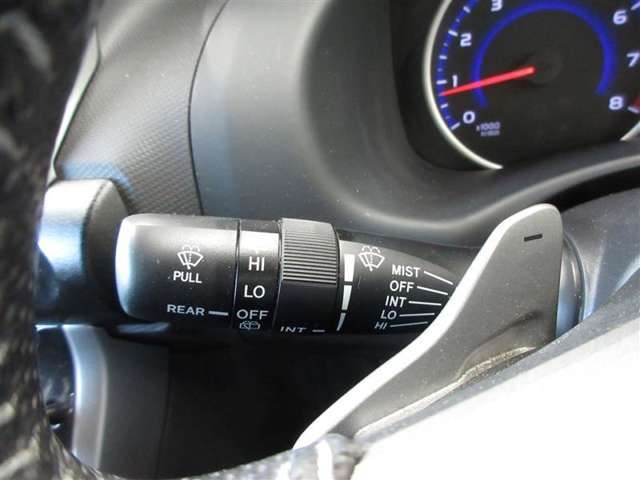 小雨時に便利な、時間調節機能付き間欠ワイパーです。