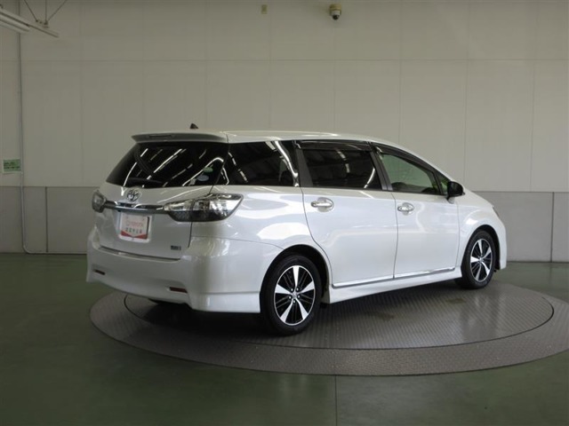 ルーフスポイラーとエアロバンパーが付いています。クリアーテールがクリスタル感を演出。