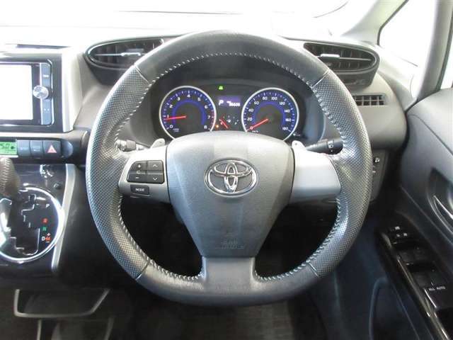 太めの本革巻きステアリングが手にしっくり馴染みます。ステアリングスイッチでオーディオの調整ができます。