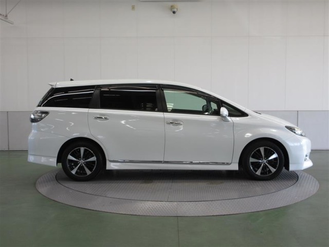 空力に優れたフロントからルーフ、リヤまでなめらかに伸びるワンモーションスタイルです。