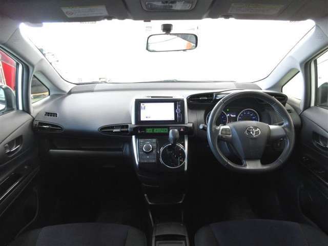 ダーク基調のスポーティーなインストルメントパネル。死角の少ないピラーデザインです。