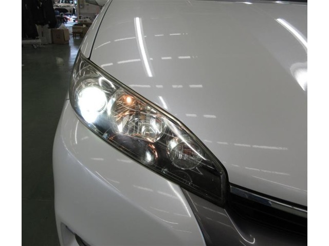 ハロゲンランプより2倍以上明るくロングライフのHIDランプ装備で、ナイトドライブも安心です。