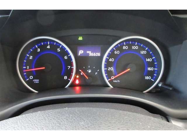 タコメーターが付いた、オプティトロンメーター。昼夜を問わずくっきり鮮やかに、表示が浮き上がリます。