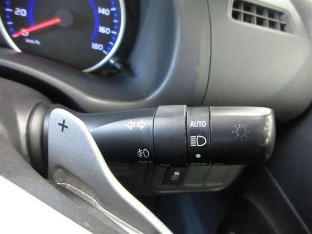 トンネルなど、周囲の明るさの変化でヘッドランプを自動オン・オフするコンライトが付いています。